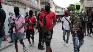 Des membres de gangs armés ont défilé hier lors d'une manifestation contre le Premier ministre haïtien Ariel Henry à Port-au-Prince. (Photo AP)