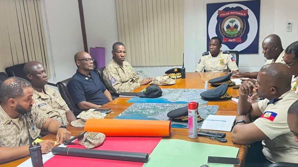 Le Directeur Général a.i de la Police Nationale d’Haïti (PNH), M. Rameau NORMIL, accompagné des membres du Haut Commandement, a tenu une réunion stratégique avec les Responsables des différentes unités spécialisées de la PNH, le lundi 03 mars 2025, à la DGPNH, sise à Clercine 8.