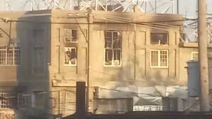 Port-au-Prince, 13 mars 2025 – Les locaux de Radio Télévision Caraïbes, situés à la rue Chavannes, ont été incendiés dans la nuit du 12 au 13 mars par des individus armés affiliés au groupe criminel Viv Ansanm. Ce nouvel assaut contre un média haïtien marque une étape supplémentaire dans la spirale de violence qui gangrène la capitale. L’information a été confirmée par les animateurs de l’émission Premye Okazyon, diffusée sur la station.