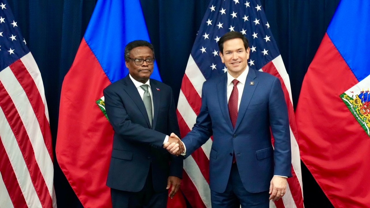 Le président du Conseil présidentiel de transition (CPT), Fritz Alphonse Jean et le secrétaire d’État américain, Marco Rubio, Jamaïque.