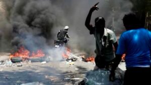 Après l’évasion de plus de 500 prisonniers et la progression des bandes armées, les autorités haïtiennes craignent de perdre le contrôle de la capitale.