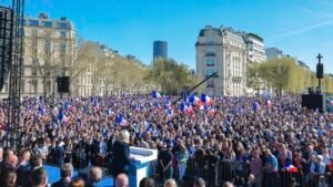 Marine Le Pen Inéligible : 10 000 Manifestants à Paris pour Dire Non