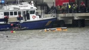 Les secours scrutent les eaux glacées de l’Hudson à la recherche de survivants, près de l’épave de l’hélicoptère.