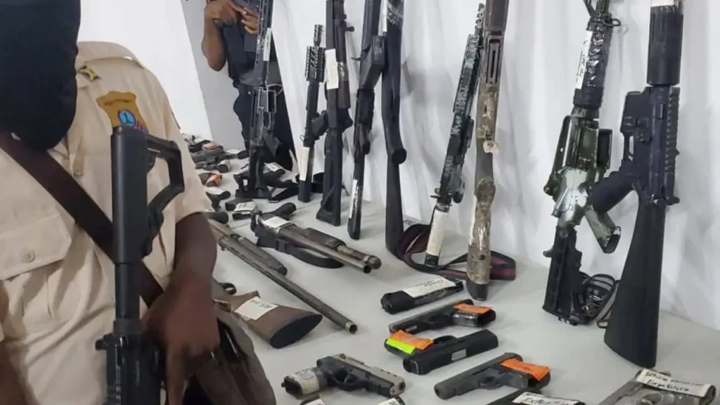 Les armes et munitions saisies par la PNH au cours du moi de mai. (Photo publiée par @pnh_officiel)