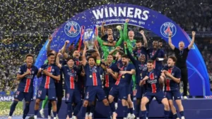 Le PSG soulève enfin le trophée de la Ligue des champions 🏆. (Photo publiée par @PSG-inside)