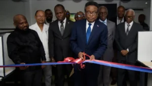 Le Président du Conseil Présidentiel de Transition, Fritz Alphonse Jean, procède à la coupure du ruban lors de l’inauguration officielle du centre d’appel gouvernemental.(Photo publiée par @PrésidenceHT)