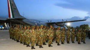 Un contingent de 150 soldats des Forces Armées d’Haïti (FAd’H), dont 15 femmes, rassemblé sur le tarmac avant leur départ pour le Mexique, le 24 juillet 2025.(Photo publiée par @PrimatureHT