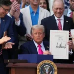 Le président Donald Trump présente une vaste législation sur les dépenses et les impôts, connue sous le nom de « One Big Beautiful Bill Act », après l’avoir signée, à la Maison-Blanche, à Washington D.C., le 4 juillet 2025.