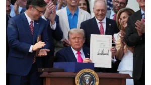 Le président Donald Trump présente une vaste législation sur les dépenses et les impôts, connue sous le nom de « One Big Beautiful Bill Act », après l’avoir signée, à la Maison-Blanche, à Washington D.C., le 4 juillet 2025.