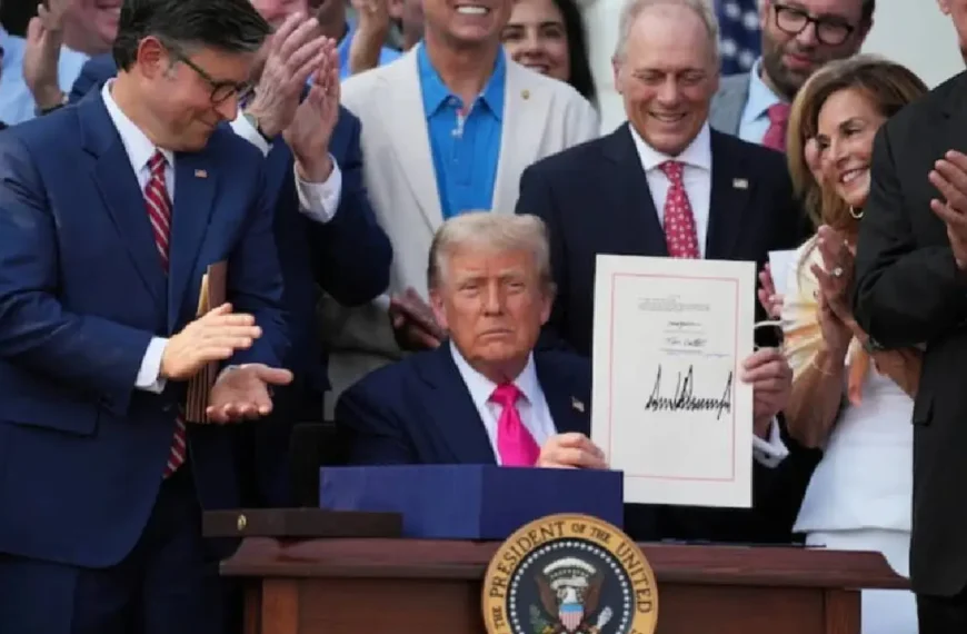 Le président Donald Trump présente une vaste législation sur les dépenses et les impôts, connue sous le nom de « One Big Beautiful Bill Act », après l’avoir signée, à la Maison-Blanche, à Washington D.C., le 4 juillet 2025.