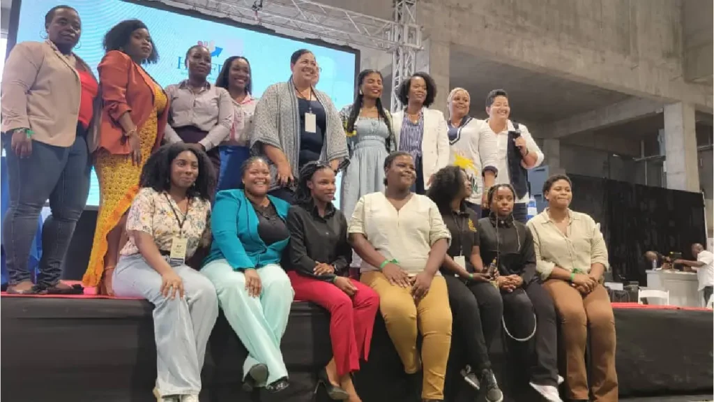 Les membres du jury, l'animatrice et les participantes au concours de pitch sur scène.(Photo by Mewodjina)