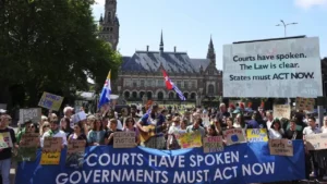 Plusieurs ONG et associations ont manifesté ce mercredi devant la Cour internationale de Justice de La Haye pour saluer la décision des juges. (Peter Dejong/Ap/SIPA)