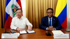 Le président Gustavo Petro, en compagnie de Fritz Alphonse Jean, à la Villa d’Accueil. (Photo publiée par @PrimatureHT)