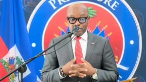 Herwil Gaspard, ministre délégué auprès du Premier ministre, chargé de la Solidarité et des Affaires humanitaires, lors de son intervention à la Primature à l’occasion des Mardis de la Nation, le 29 juillet 2025.(Photo publiée par @PrimatureHT)