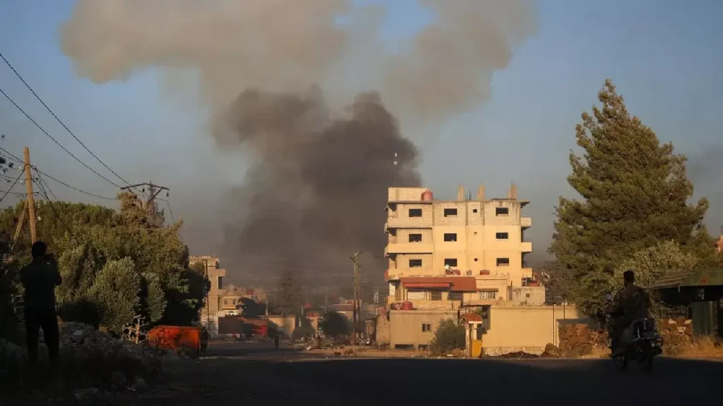 Tsahal a frappé dans le quartier de Mazraa, près de Soueïda, pour protéger la communauté Druze engagée dans des affrontements sanglants avec des tribus bédouines sunnites dans le sud de la Syrie. Les forces gouvernementales syriennes ont pris part au combat face aux factions druzes. (Abdulaziz KETAZ/AFP)