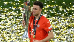 Diogo Jota avec le trophée après avoir remporté la Ligue des Nations le mois dernier. (Photographie : Annegret Hilse/Reuters).