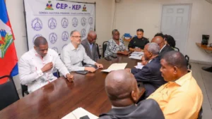 Le Premier ministre, Alix Didier Fils-Aimé, le président du CEP, Patrick Saint-Hilaire, ainsi que les autres conseillers électoraux ont échangé sur les avancées du processus électoral. (Photo publiée par @PrimatureHT)