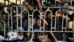 Enfants palestiniens attendant un repas dans une cuisine de charité dans le quartier de Mawasi à Khan Yunis, dans le sud de la bande de Gaza, le 22 juillet 2025 ©AFP - AFP