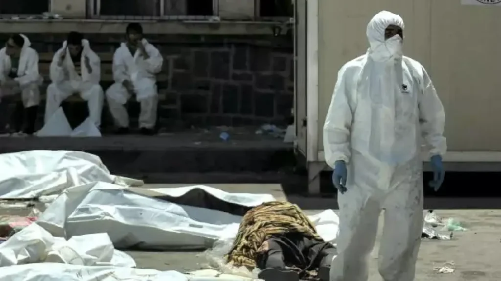 Des sacs renfermant les corps de victimes des récentes violences en attente de leur identification devant l'hôpital de Soueida, dans le sud de la Syrie, le 20 juillet 2025 AFP Shadi AL-DUBAISI