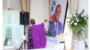 Image du président Jovenel Moïse lors d'une messe de requiem au Palais National.(Photo publiée par @@PrimatureHT)