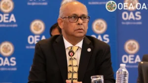 Albert Ramdin, secrétaire général de l’Organisation des États américains (OEA), lors d’une conférence axée sur la crise haïtienne. (Photo publiée par @OAS-official)