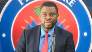 Jean Négot Bonheur Delva, directeur général de l’ONM, s’exprimant lors des Mardis de la Nation (photo : @PrimatureHT).