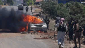 Photo: Bakr Alkasem Agence France-Presse Des combattants bédouins et tribaux se déploient alors qu’une voiture brûle à l’entrée ouest de Soueida, le coeur de la communauté druze syrienne, le 18 juillet 2025.