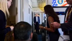 Donald Trump et des journalistes à bord d’Air Force One, en route vers Washington, de retour du voyage du président américain en Ecosse, le 29 juillet 2025. JACQUELYN MARTIN/AP