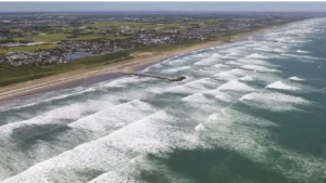 Une photo aérienne montre des vagues s'écrasant sur la côte de Kujukuri, dans la préfecture de Chiba, au Japon, le 30 juillet 2025, après un séisme d'une magnitude estimée à 8,7 au large de la Russie - TOSHIYUKI KON/Yomiuri/The Yomiuri Shimbun