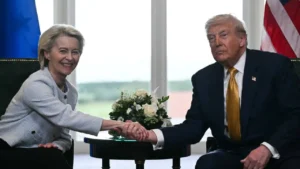 Ursula von der Leyen, présidente de la Commission européenne, et Donald Trump, président des États-Unis, se serrent la main à l’issue de la signature d’un accord commercial historique entre l’Union européenne et les États-Unis.(Photo publiée par @WhiteHouse)