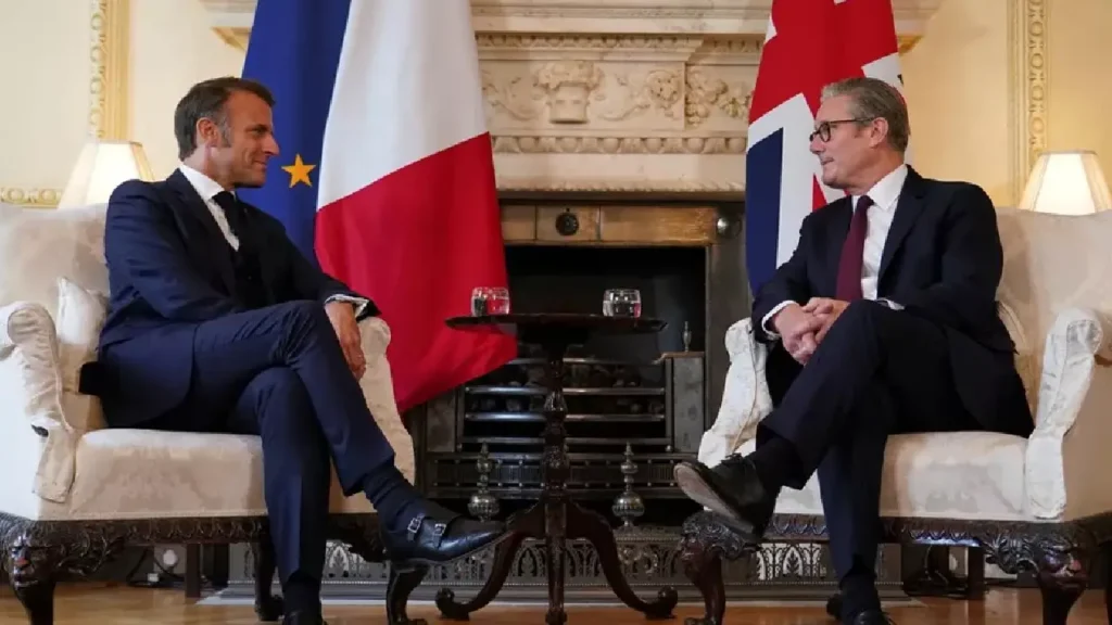 Emmanuel Macron et le Premier ministre britannique Keir Starmer à Downing Street, le 9 juillet. (Alberto Pezzali/Pool/REUTERS)