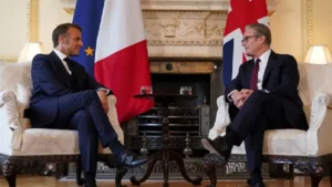 Emmanuel Macron et le Premier ministre britannique Keir Starmer à Downing Street, le 9 juillet. (Alberto Pezzali/Pool/REUTERS)