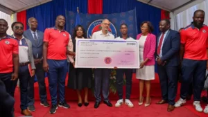 Le Premier ministre Alix Didier Fils-Aimé a remis un chèque de 100 millions de gourdes à la FHF pour soutenir les Grenadiers U-17 avant le Mondial Qatar 2025.(Photo publiée par @PrimatureHT)