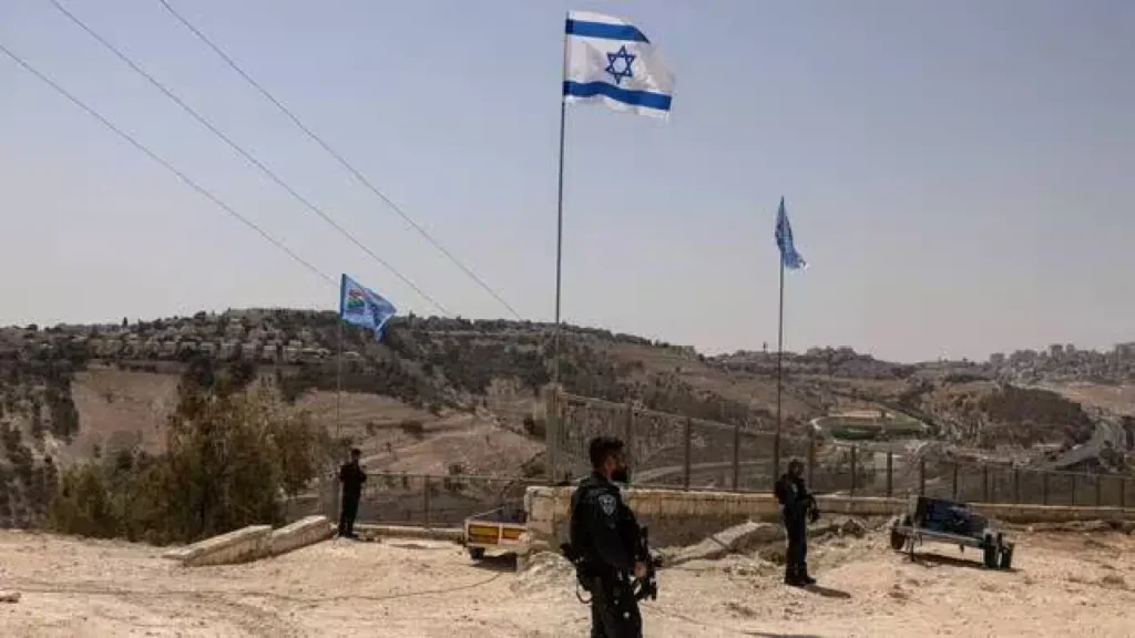 Des policiers israéliens montent la garde dans ce qui correspond à la zone E1, en août 2025. | MENAHEM KAHANA / AFP