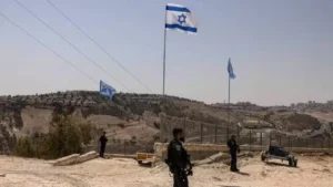 Des policiers israéliens montent la garde dans ce qui correspond à la zone E1, en août 2025. | MENAHEM KAHANA / AFP