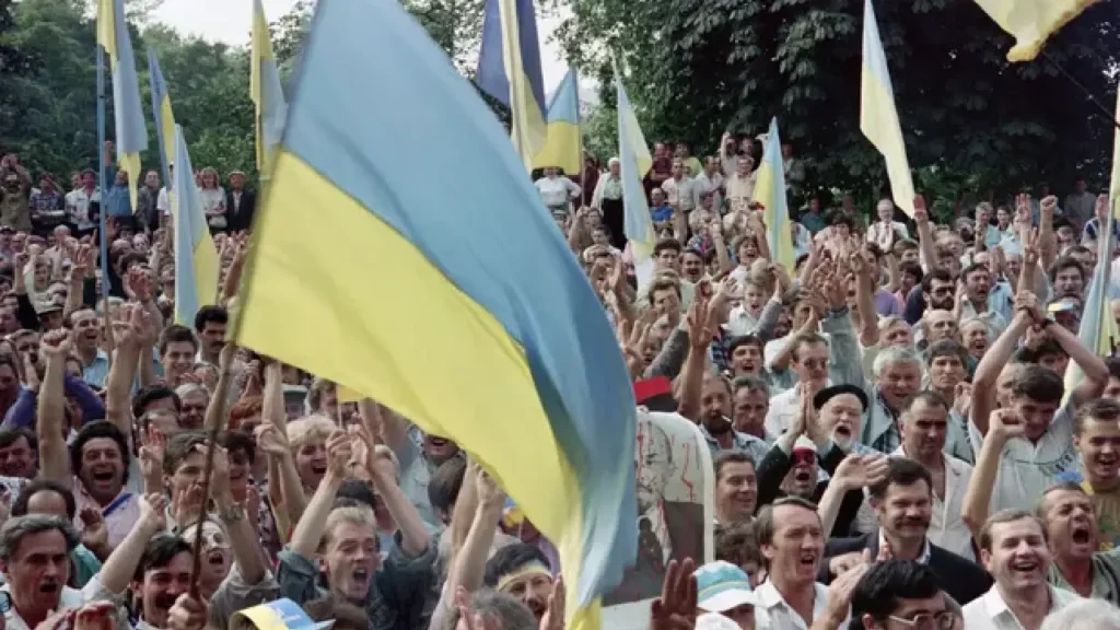 Des Ukrainiens célèbrent l'indépendance de l'Ukraine devant le siège du comité central du Parti communiste, le 25 août 1991, à Kiev. ANATOLY SAPRONENKOV / AFP