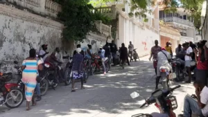 Des habitants cherchent à rester connectés grâce au Wi-Fi de la Bibliothèque Alliance Française de Jacmel (photo publiée par Le Nouvelliste).