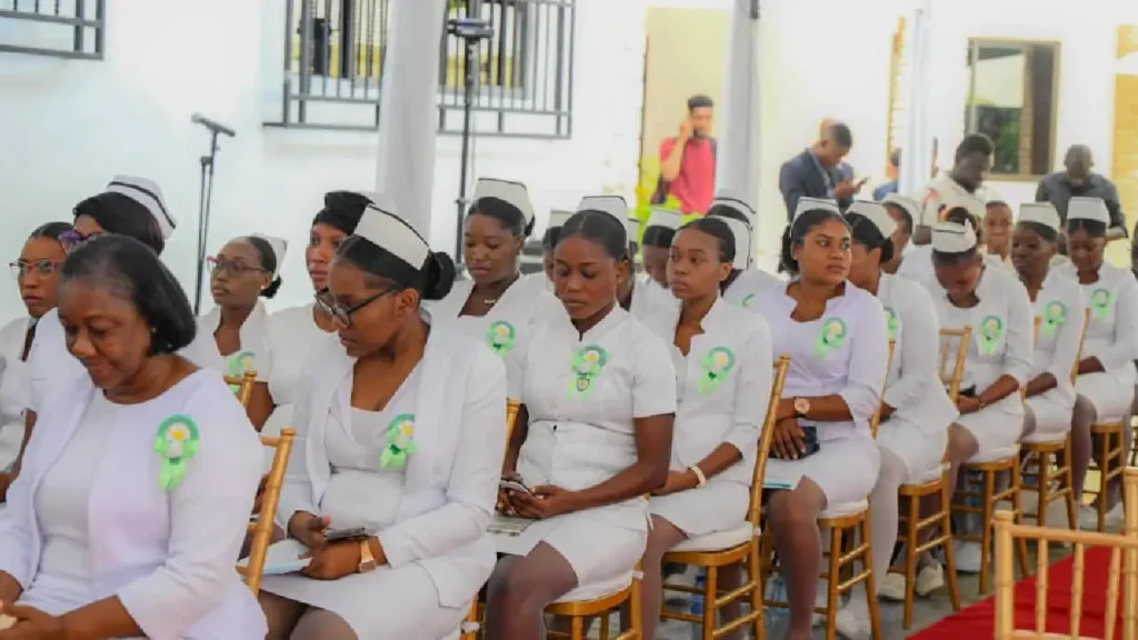 Les 25 infirmières lauréates des Examens d’État de 2023 et 2024 assistent à la cérémonie officielle de remise de leurs lettres de nomination, tenue à la Primature, en présence des autorités gouvernementales et sanitaires, le 6 août 2025.(Photo publiée par @PrimatureHT)