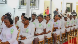 Les 25 infirmières lauréates des Examens d’État de 2023 et 2024 assistent à la cérémonie officielle de remise de leurs lettres de nomination, tenue à la Primature, en présence des autorités gouvernementales et sanitaires, le 6 août 2025.(Photo publiée par @PrimatureHT)