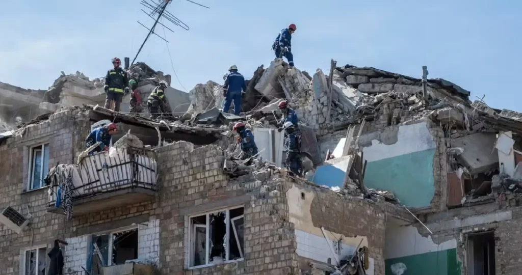 Un immeuble détruit par une frappe russe, dans le quartier Darnytsky, à Kiev, le 28 août 2025. VIRGINIE NGUYEN HOANG/HL/HUMA POUR « LE MONDE »