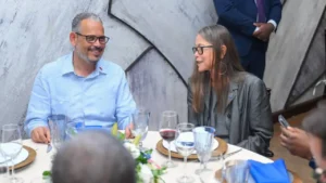 Le Premier ministre Alix Didier Fils-Aimé échange avec Ulrika Richardson, représentante spéciale adjointe sortante du secrétaire général de l’ONU, lors du cocktail d’adieu organisé en son honneur à l’hôtel Karibe, le 4 août 2025. (Photo publiée par @PrimatureHT)
