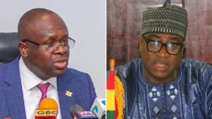 Le ministre de la Défense Edward Omane Boamah (à gauche) et le ministre de l'Environnement, des Sciences et des Technologies Ibrahim Murtala Muhammed