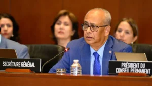 Le Secrétaire général de l’OEA, Albert Ramdin, lors de la présentation officielle de la feuille de route pour la stabilité et la paix en Haïti devant le Conseil permanent, le 20 août 2025.(Photo publiée par @OEA_oficial)