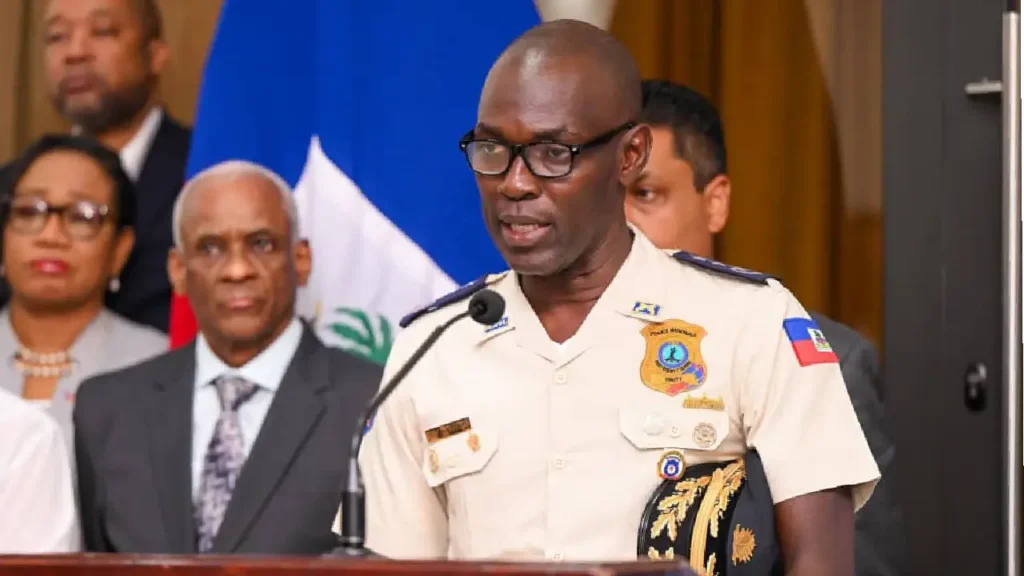 Vladimir Paraison, nouveau Directeur général a.i. de la PNH, lors de son discours d’installation, promettant de rétablir la sécurité partout en Haïti.(Photo publiée par @PrimatureHT)