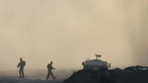 Photo: Ohad Zwigenberg Associated Press Des soldats israéliens marchent le long de la frontière entre Israël et la bande de Gaza