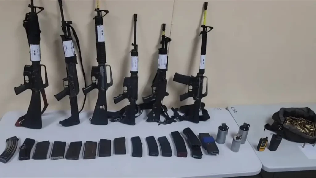 Armes et munitions saisies par la PNH lors de l’opération à Kenscoff : six fusils d’assaut, chargeurs, grenades lacrymogènes et plus de 1 500 cartouches récupérées. (Photo : Junior Jean / AYITI AN AVAN)