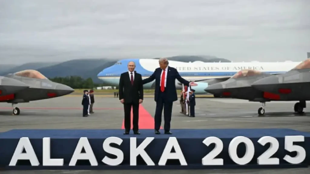 Le président Donald Trump et le président russe Vladimir Poutine posent sur un podium sur le tarmac après leur arrivée à la base conjointe Elmendorf-Richardson à Anchorage, en Alaska, le 15 août 2025.(Photo publiée par @ABC)