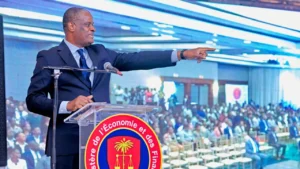 Le ministre de l’Économie et des Finances s’adressant aux participants lors du lancement officiel du Programme d’Initiation des Jeunes à l’Emploi (PIJE), à l’Hôtel Karibe, ce 12 août 2025. (Photo publiée par @PrimatureHT)