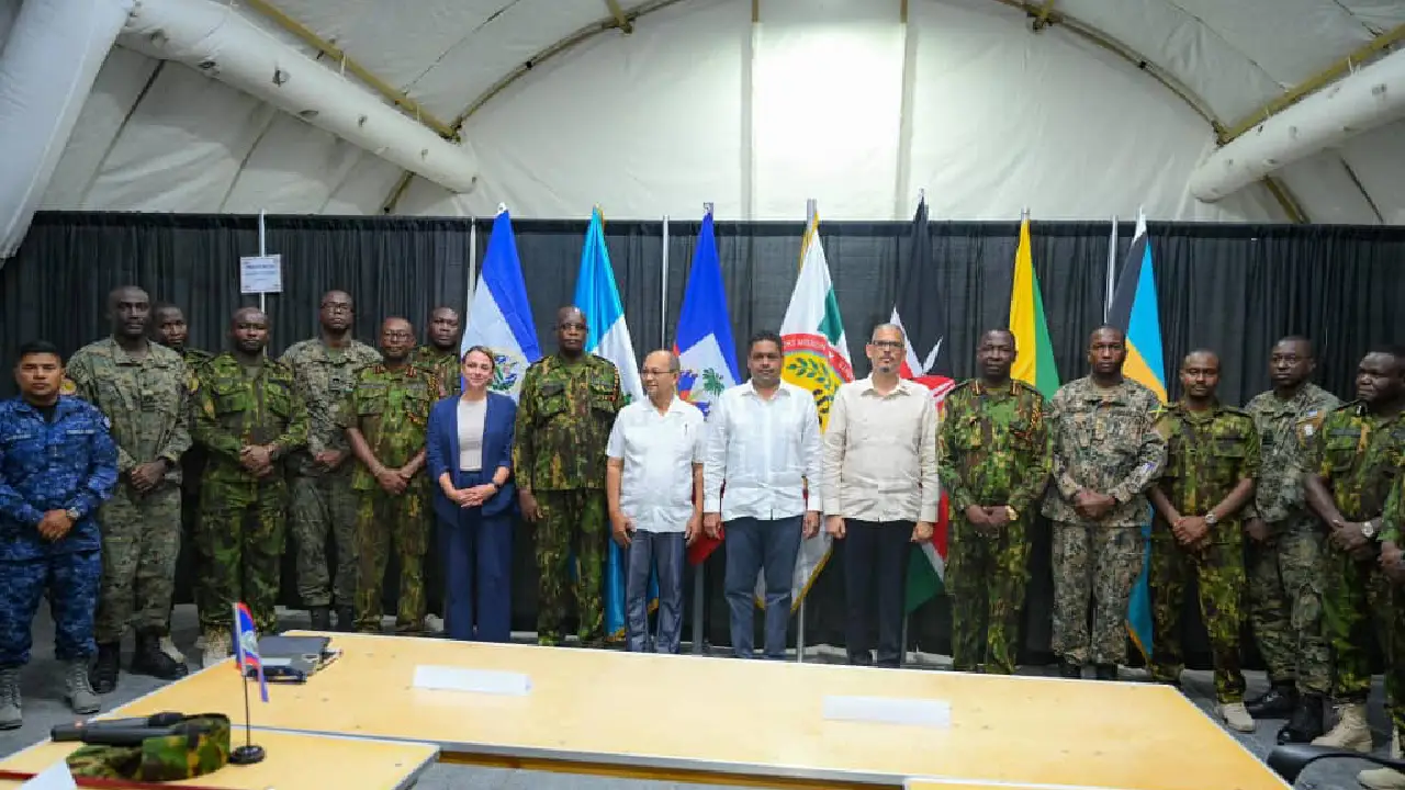 Le président du CPT, le Premier ministre, le conseiller-président Leslie Voltaire, aux côtés de partenaires nationaux et internationaux, lors de la rencontre à la base de la Mission multinationale de soutien à la sécurité (MSS) à Clercine. (Photo publiée par @PrimatureHT)