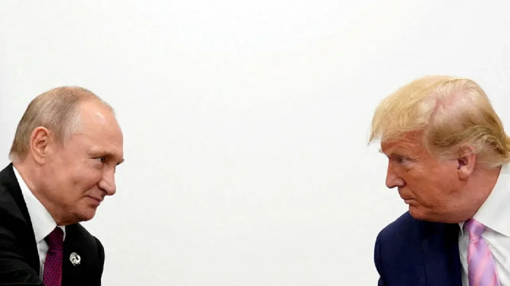 Le président russe, Vladimir Poutine, et son homologue américain, Donald Trump, ici lors d'un sommet du G20 à Osaka (Japon), le 28 juin 2019. Reuters/Kevin Lamarque